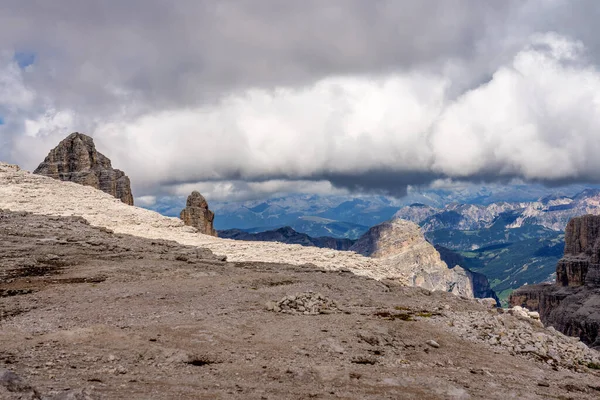 Il Sass Pordoi è un rilievo delle Dolomiti, nel gruppo del Sella, Italia — Foto Stock