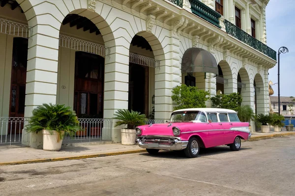 Coche clásico americano en las calles de La Habana en Cuba —  Fotos de Stock