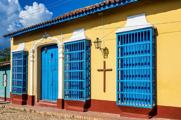 Красочные традиционные дома в колониальном городе Тринидад на Кубе — стоковое фото