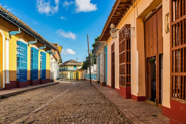 Coloridas casas tradicionales en la ciudad colonial de Trinidad en Cuba — Foto de Stock