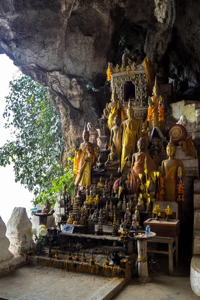 Pak Ou Mağaraları içinde Buda heykelleri yüzlerce, Laos Luang Prabang — Stok fotoğraf