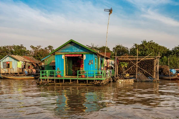 Pueblo flotante, Camboya, Tonle Sap, isla de Koh Rong . — Foto de Stock