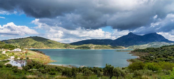 Błękitne jezioro w Zahara de la Sierra, Prowincja Cadiz, Andaluzja, Południowa Hiszpania. — Zdjęcie stockowe