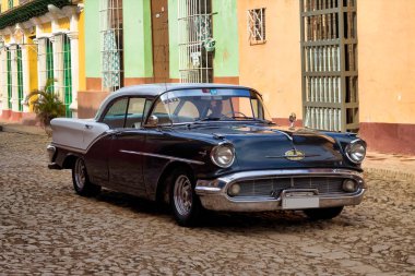 Küba'da Trinidad sokaklarında Klasik Amerikan araba