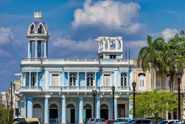 Cienfuegos, Küba'daki Jose Marti Parkı'nda sömürge mimarisi — Stok fotoğraf