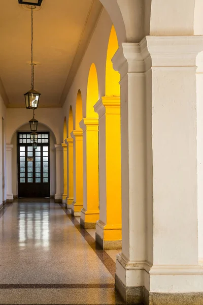 Coloridas casas tradicionales en la ciudad colonial de Trinidad en Cuba —  Fotos de Stock