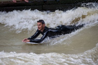 Münih, Almanya-Temmuz 13, 2019: şehir nehrinde sörfçü Eisbach denilen