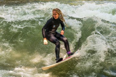 Münih, Almanya-Temmuz 13, 2019: şehir nehrinde sörfçü Eisbach denilen