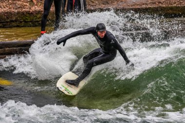 Münih, Almanya - 13 Ekim 2018: Eisbach adlı şehir nehrinde sörfçü