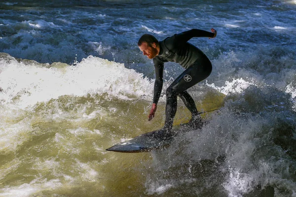 München, Németország-július 13, 2019: Surfer in the City River nevű Eisbach — Stock Fotó