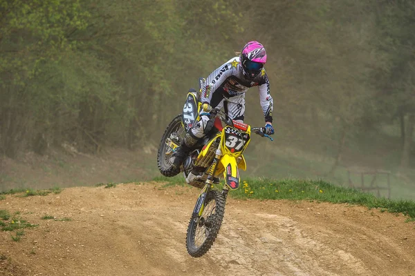 Warching, Duitsland-29 juni 2019: Motocross training in Warching — Stockfoto