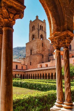 Varsayım Monreale katedralinin avlusu, Sicilya, İtalya.