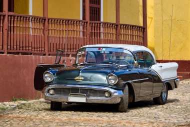 Küba'da Trinidad sokaklarında Klasik Amerikan araba