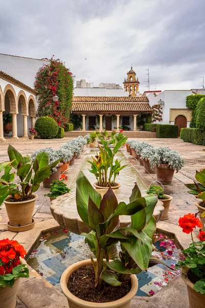 Patio jardín del Palacio de Viana en Córdoba, Andalucía, España . — Foto de Stock