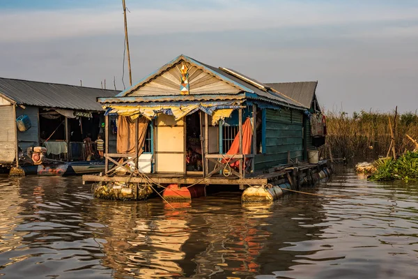 Pueblo flotante, Camboya, Tonle Sap, isla de Koh Rong . — Foto de Stock