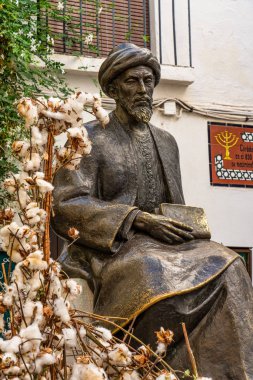İspanya 'nın Cordoba kentindeki Tiberiades meydanında Ben Maimonides heykeli.