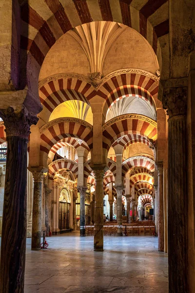 Arquitectura morisca dentro de la Catedral de la Mezquita en Córdoba, Andalucía, España — Foto de Stock