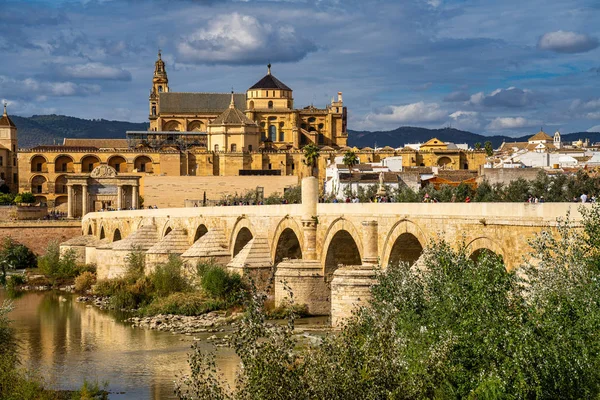 Mešita-katedrála a Římský most v Córdobě, Andalusie, Španělsko — Stock fotografie