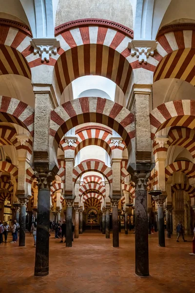 Córdoba, España - 31 de octubre de 2019: Arquitectura árabe dentro de la Mezquita — Foto de Stock