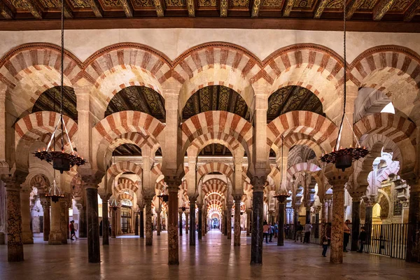 Córdoba, España - 31 de octubre de 2019: Arquitectura árabe dentro de la Mezquita — Foto de Stock