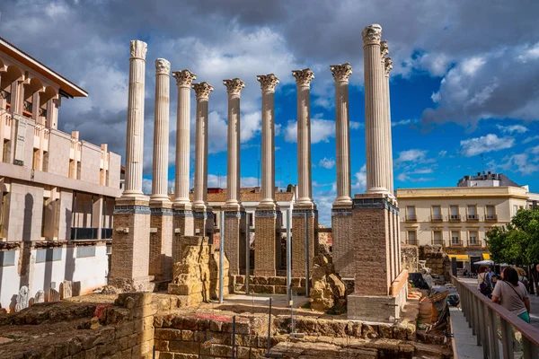 Cordoba, Spanyolország - 2019. november 03.: A római templom oszlopai, templo romano — Stock Fotó