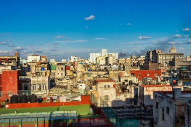 Küba 'daki Havana Merkezi' nin çatısındaki terastan bak.