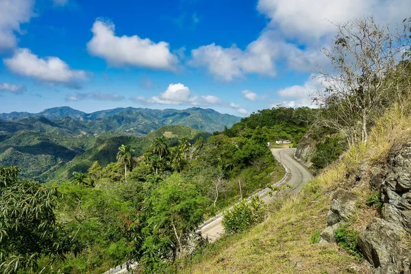 Montañas en la carretera de La Farola cerca de Baracoa en Cuba — Foto de Stock