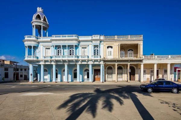 Architettura coloniale nel Parco Jose Marti a Cienfuegos, Cuba — Foto Stock