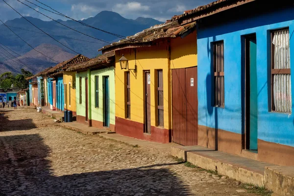 Coloridas casas tradicionales en la ciudad colonial de Trinidad en Cuba — Foto de Stock