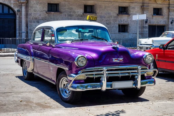 Klasyczny amerykański samochód na ulicach Hawany na Kubie — Zdjęcie stockowe
