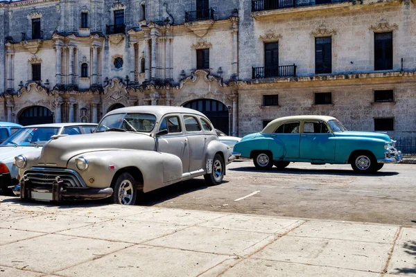 쿠바의 아바나의 거리에 클래식 미국 자동차 — 스톡 사진