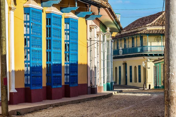 Coloridas casas tradicionales en la ciudad colonial de Trinidad en Cuba —  Fotos de Stock