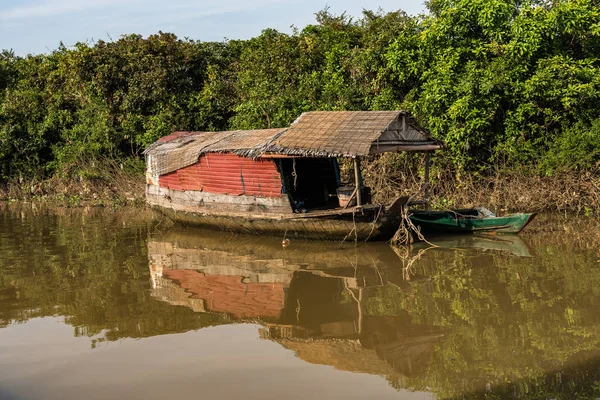 Pueblo flotante, Camboya, Tonle Sap, isla de Koh Rong . — Foto de Stock