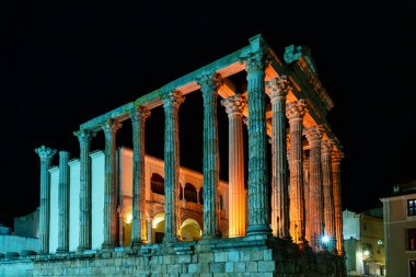 Merida, İspanya - 4 Kasım 2019: Roma 'nın Diana tapınağı gece aydınlandı