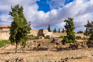 Merida, İspanya - 05 Kasım 2019: Guadiana Nehri yakınlarındaki Arap Kalesi Alcazaba
