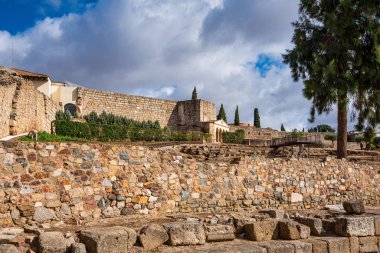 Merida, İspanya - 05 Kasım 2019: Guadiana Nehri yakınlarındaki Arap Kalesi Alcazaba
