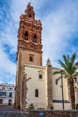 Jerez de los Caballeros, İspanya - Kasım 06, 2019: Aziz Michael 'ın çan kulesi