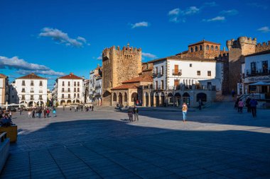 Caceres, İspanya - 08 Kasım 2019: Plaza Belediye Başkanı, dükkanları ve kafeleri olan ana meydan
