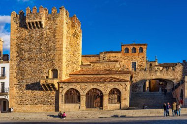 Caceres, İspanya - 08 Kasım 2019: Bujaco Kulesi, Torre de Bujaco, Caceres