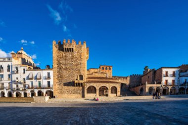 Caceres, İspanya - 08 Kasım 2019: Bujaco Kulesi, Torre de Bujaco, Caceres