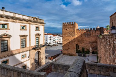 Caceres, İspanya - 09 Kasım 2019: Antik Ortaçağ Horno Kulesi