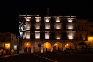 Trujillo, İspanya - 12 Kasım 2019 Gece Palacio de la Conquista