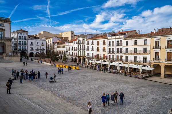 Caceres, Španělsko - 9. listopadu 2019: Plaza Mayor, hlavní náměstí s obchody a kavárnami — Stock fotografie