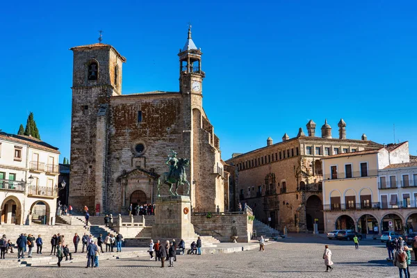 Trujillo, España - 13 de noviembre de 2019: Iglesia de San Martín en la Plaza Mayor — Foto de Stock