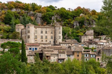 Fransa 'nın Ardeche kentindeki ortaçağ Vogue kasabasındaki taş kale.