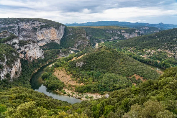 Río en el hermoso desfiladero de Ardeche en Francia . — Foto de Stock
