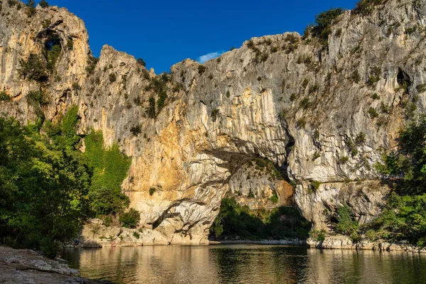 Pont D 'Arc, αψίδα βράχου πάνω από τον ποταμό Ardeche στη Γαλλία — Φωτογραφία Αρχείου