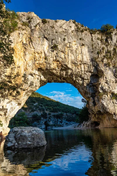 Пон д'Арк, рок-арка над річкою Ардеш у Франції. — стокове фото
