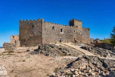 Caceres, Extremadura, İspanya yakınlarındaki antik Montanchez kalesi.