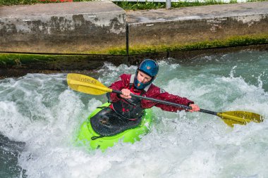 Augsburg, Almanya-16 Haziran 2019: Augsburg 'daki Eiskanal 'da Whitewater Kano